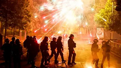 Francia: continúan los disturbios tras la muerte de un adolescente y desplegan 45 mil policías en las calles Francia: continúan los disturbios tras la muerte de un adolescente y desplegan 45 mil policías en las calles