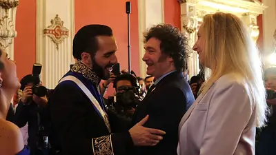 El presidente Javier Milei saluda a su par de El Salvador, Nayib Buekele, en su asunción presidencial El presidente Javier Milei saluda a su par de El Salvador, Nayib Buekele, en su asunción presidencial