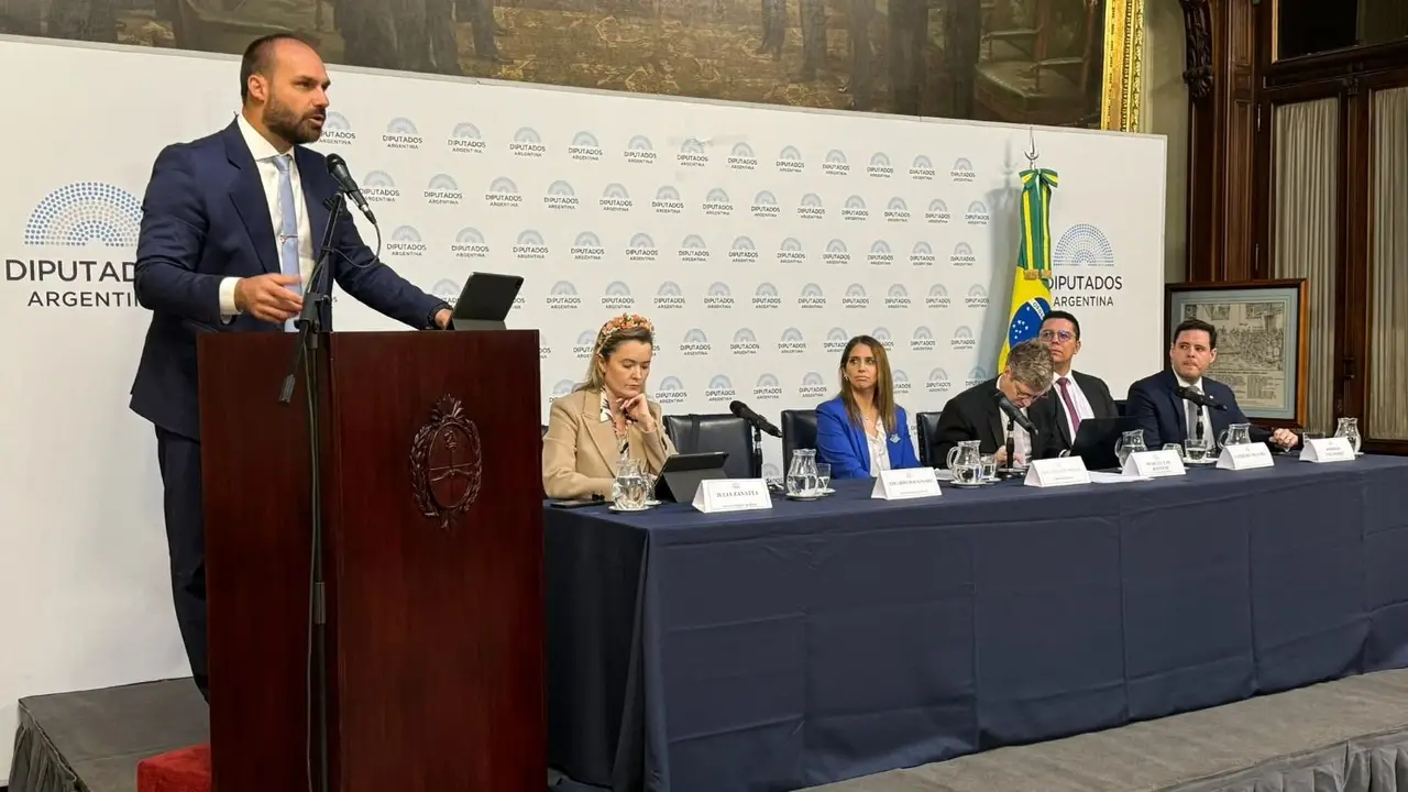 Eduardo Bolsonaro pidió en el Congreso argentino refugio para militantes golpistas