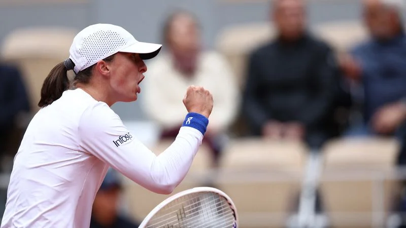 Swiatek, Gauff, Alcaraz y Tsitsipas  se meten en cuartos del Abierto de Francia