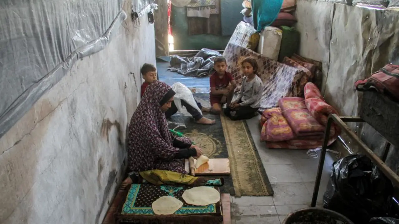 En Gaza, los palestinos regresan a un refugio dañado por la guerra