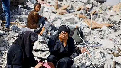 Hermanas palestinas claman por su madre desaparecida tras un ataque aéreo en Gaza Hermanas palestinas claman por su madre desaparecida tras un ataque aéreo en Gaza