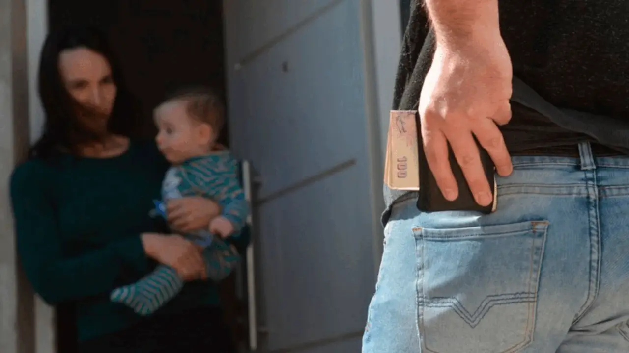 Cuota alimentaria vs. honor: un juez quiere hacerle pagar 13 millones a una mujer con 3 hijos por exponer su caso en redes