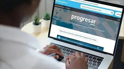 Computadora con una imagen de las Becas Progresar Computadora con una imagen de las Becas Progresar