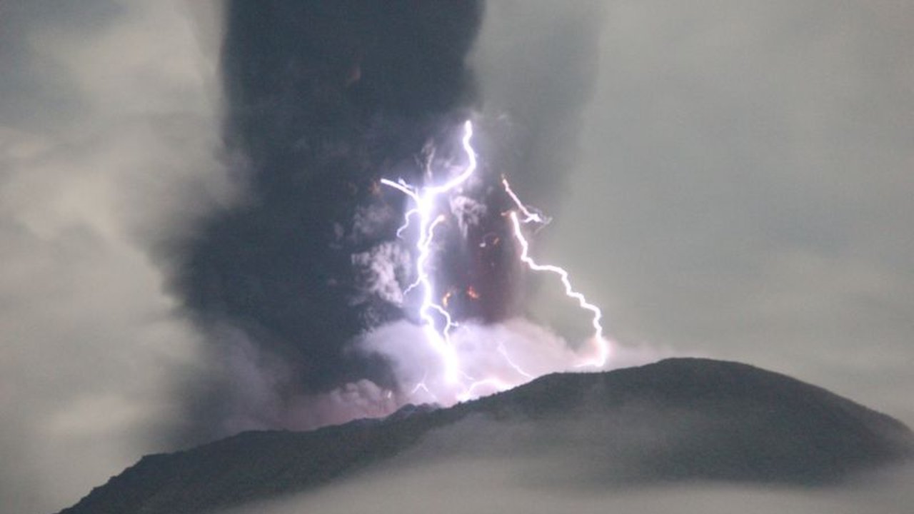 El volcán indonesio Ibu entra en erupción y arroja nubes de ceniza