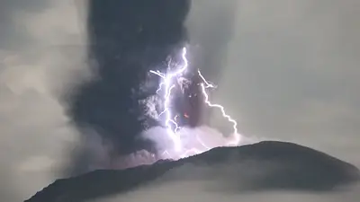 El volcán indonesio Ibu entra en erupción y arroja nubes de ceniza El volcán indonesio Ibu entra en erupción y arroja nubes de ceniza