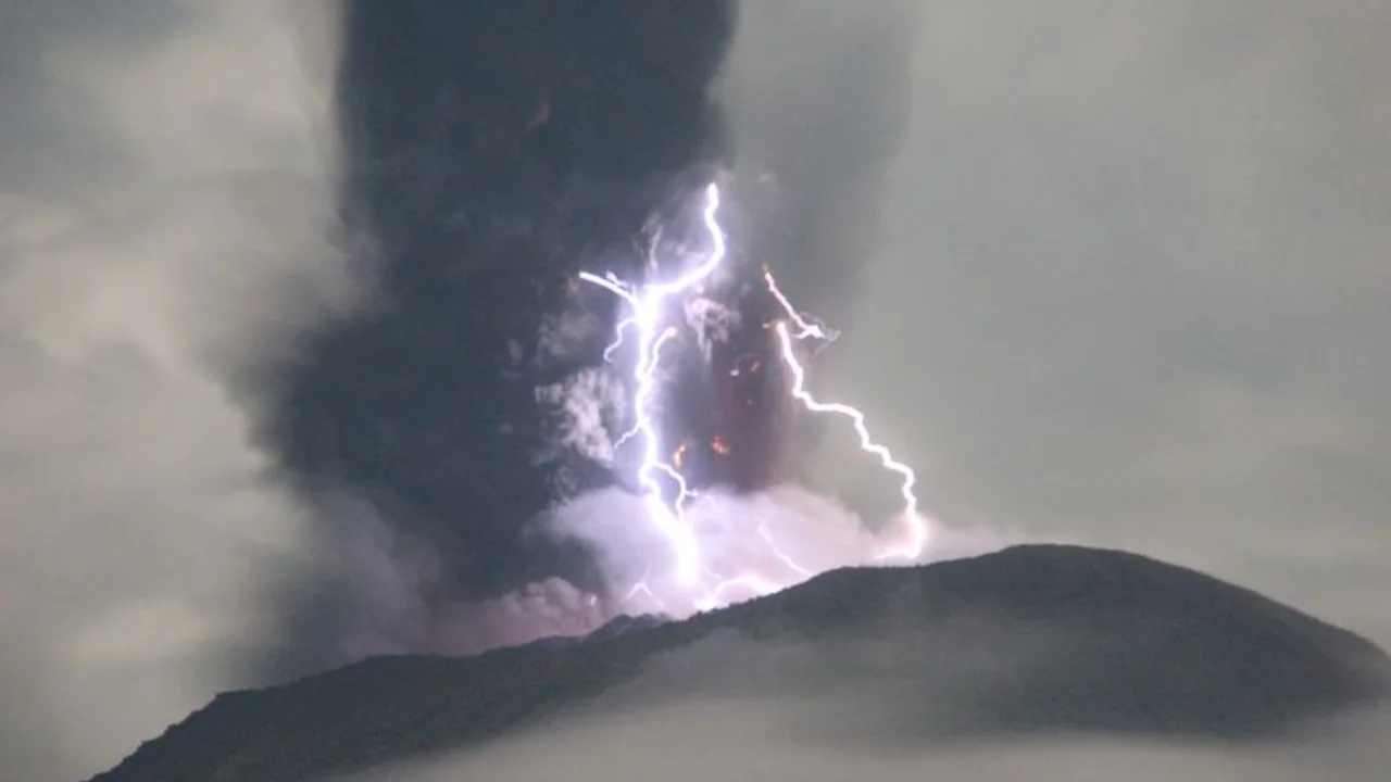 El volcán indonesio Ibu entra en erupción y arroja nubes de ceniza