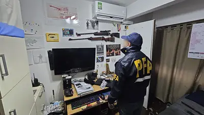 “Mi sueño es exterminar judíos y gays”: la PFA detuvo a un nazi en Parque Avellaneda “Mi sueño es exterminar judíos y gays”: la PFA detuvo a un nazi en Parque Avellaneda