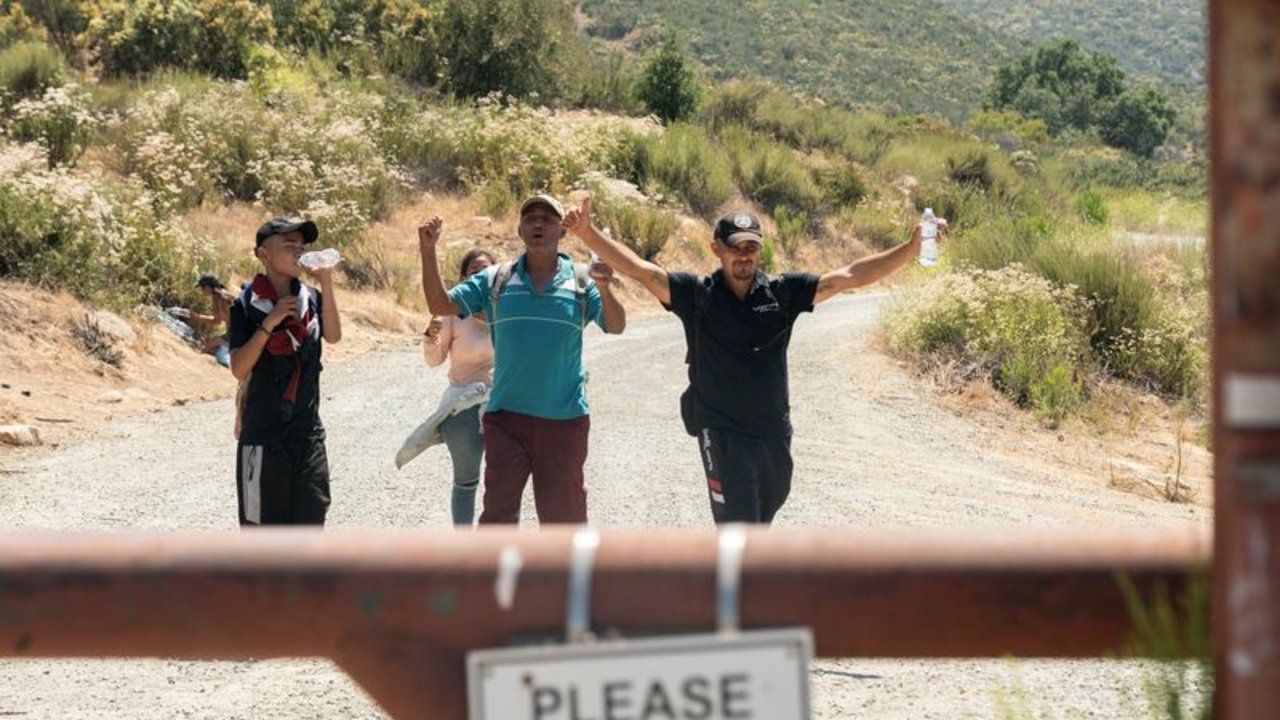 Migrantes de todo el mundo atraviesan el desierto de California para llegar a EEUU