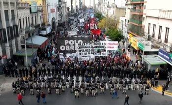 Tensión en Puente Pueyrredón: manifestantes y fuerzas de seguridad, cara a cara | Javier milei presidente