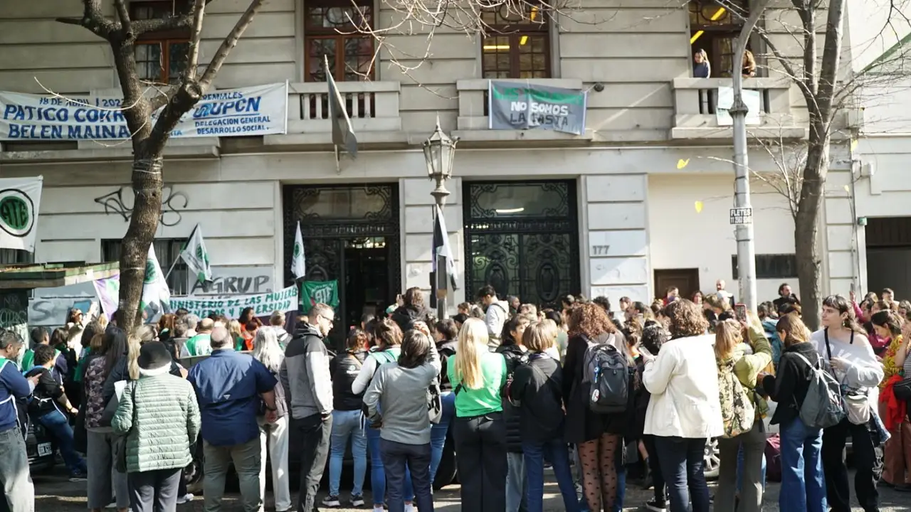 Asamblea de trabajadoras del ex Ministerio de las Mujeres, Géneros y Diversidad de la Nación. Foto: Julianite Calcagno.