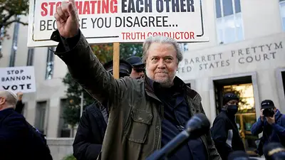 La Justicia llamó al ex asesor de Trump, Bannon, a que cumpla su pena de prisión La Justicia llamó al ex asesor de Trump, Bannon, a que cumpla su pena de prisión