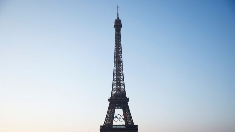 La Torre Eiffel luce los anillos olímpicos 50 días antes de los Juegos de París 2024