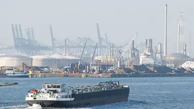 El puerto de Amberes cierra un muelle y una esclusa por un vertido de petróleo El puerto de Amberes cierra un muelle y una esclusa por un vertido de petróleo