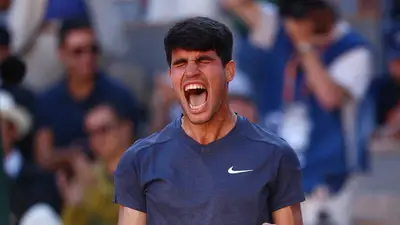 Alcaraz se impone a Sinner y alcanza su primera final del Abierto de Francia Alcaraz se impone a Sinner y alcanza su primera final del Abierto de Francia