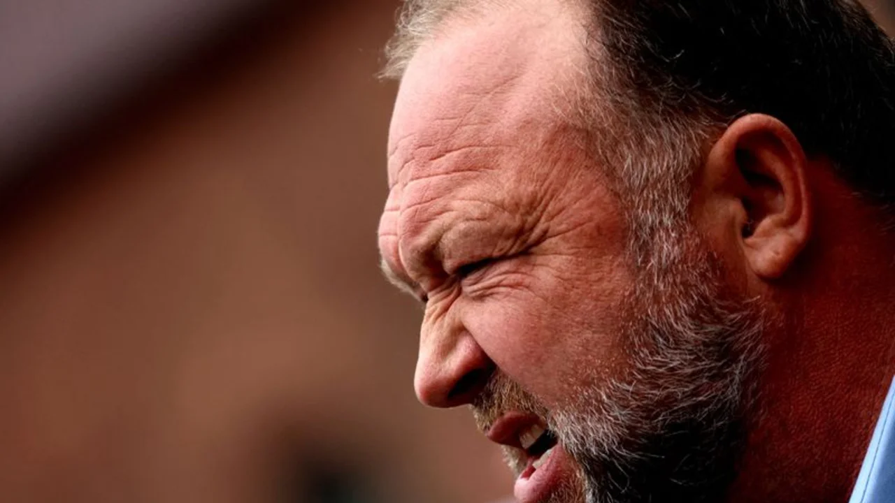 Familias de víctimas de tiroteo en escuela Sandy Hook de EEUU aceptan liquidación de Alex Jones