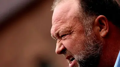 Familias de víctimas de tiroteo en escuela Sandy Hook de EEUU aceptan liquidación de Alex Jones Familias de víctimas de tiroteo en escuela Sandy Hook de EEUU aceptan liquidación de Alex Jones