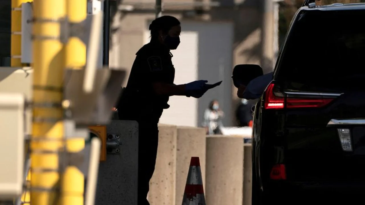 Huelga de trabajadores fronterizos de Canadá en suspenso por mediación, según el sindicato