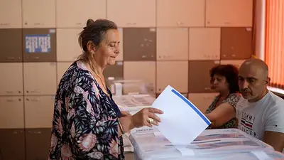 El partido búlgaro de centro-derecha GERB lidera el recuento de las elecciones parlamentarias El partido búlgaro de centro-derecha GERB lidera el recuento de las elecciones parlamentarias