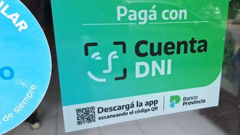 Los comercios que trabajan con Cuenta DNI tienen anuncios en su vidriera 