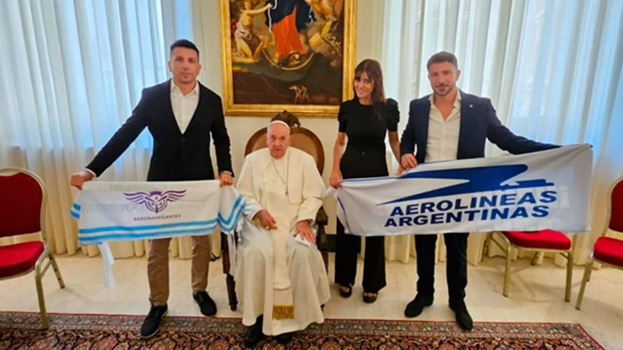 El Papa se mostró con una bandera de Aerolíneas luego de que la quiten de la lista de privatizaciones