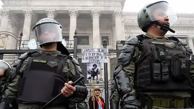 Servini liberó a 11 de los 16 que quedaban detenidos por la represión del Congreso Servini liberó a 11 de los 16 que quedaban detenidos por la represión del Congreso