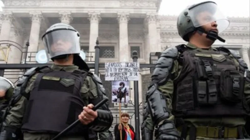 Familiares de detenidos en Congreso: "Les pegaron, los desnudaron y los humillaron"
