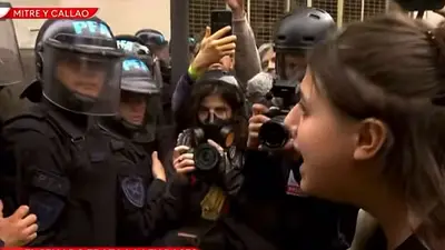 Qué pasó entre una manifestante y un policía en el Congreso. Qué pasó entre una manifestante y un policía en el Congreso.