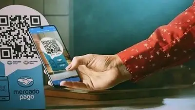 Imagen de un consumidor pagando con QR Imagen de un consumidor pagando con QR