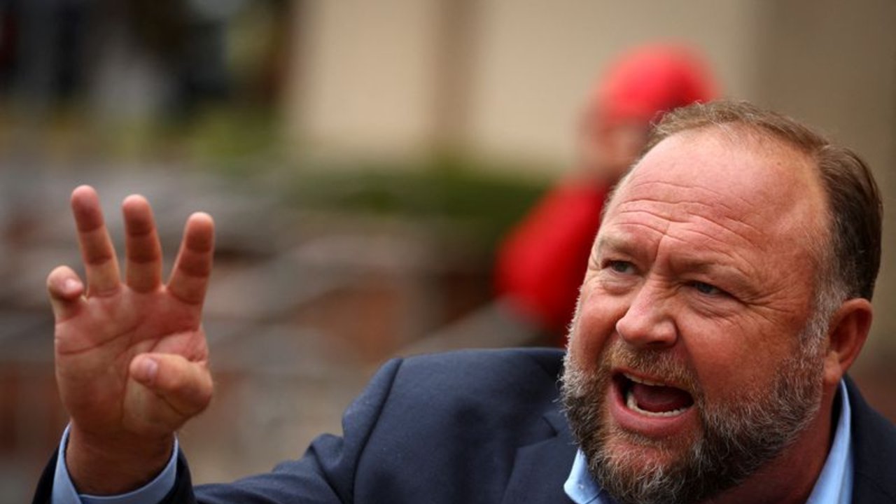 Las familias de Sandy Hook quieren embargar cuentas de Alex Jones en redes sociales