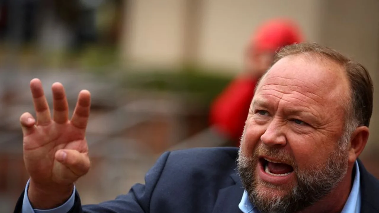 Las familias de Sandy Hook quieren embargar cuentas de Alex Jones en redes sociales