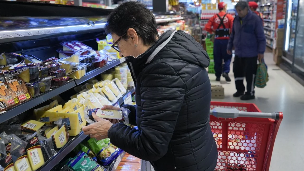 Por el ajuste de Milei, el consumo promedio por persona en PBA volvió a desplomarse en junio