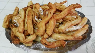 Churros listos y cubiertos de azúcar. Churros listos y cubiertos de azúcar.