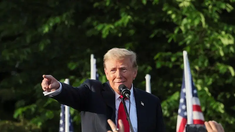 Trump cumple 78 años, destacando la edad como tema central en las elecciones de EEUU