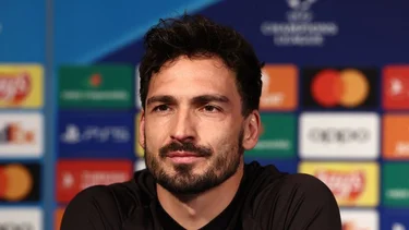 Defensor Hummels deja el Borussia Dortmund, que nombra a Sahin como DT