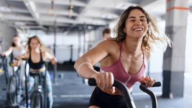 No es el café: los 3 alimentos que te mantienen con energía durante todo el día, recomendados por nutricionistas