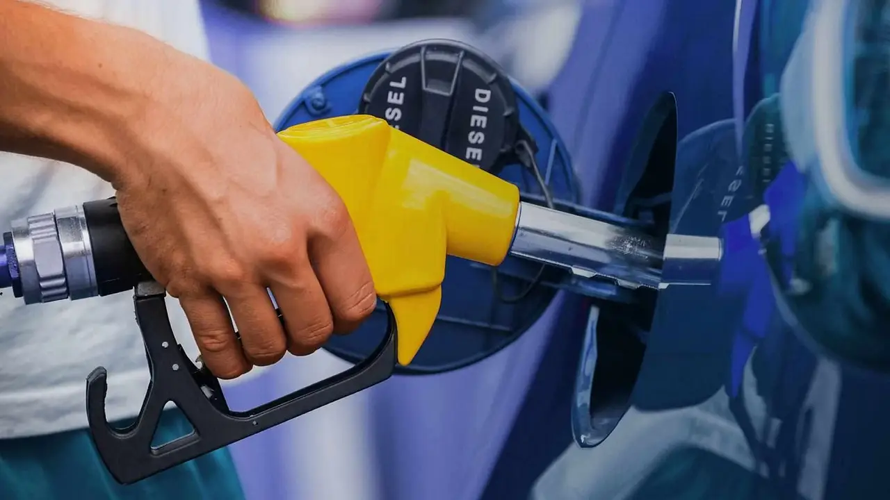 La venta de combustibles en estaciones de servicio cayó más de 5% en julio y acumula ocho meses de baja