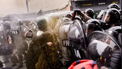 Represión en el Congreso: excarcelaron a uno de los detenidos y confirmaron la detención de los otros cuatro Represión en el Congreso: excarcelaron a uno de los detenidos y confirmaron la detención de los otros cuatro