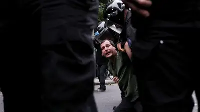 Un hombre es detenido en medio del debate por la Ley Bases en las inmediaciones del Congreso Nacional. Foto: CELS - Susy Maresca Un hombre es detenido en medio del debate por la Ley Bases en las inmediaciones del Congreso Nacional. Foto: CELS - Susy Maresca