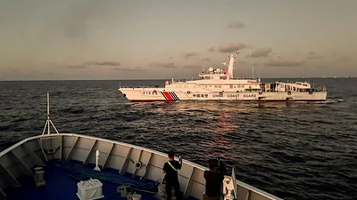 China acusa a buque de abastecimiento filipino de chocar contra barco chino en mar bajo disputa China acusa a buque de abastecimiento filipino de chocar contra barco chino en mar bajo disputa