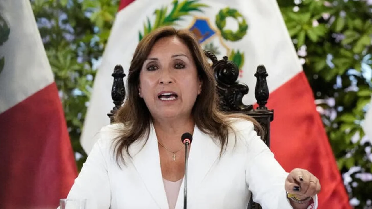Justicia Perú se ha "politizado", presidenta Boluarte sufre acoso de la fiscalía: primer ministro