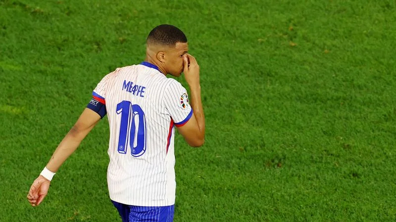 Tras fractura de nariz Mbappe usará una mascarilla, según Federación Francesa de Fútbol