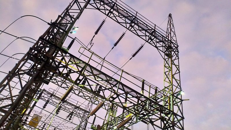 Tras un año de parálisis, el Gobierno privatiza obras para enfrentar cortes de luz