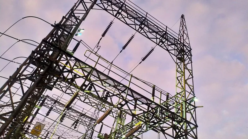 Tras un año de parálisis, el Gobierno privatiza obras para enfrentar cortes de luz