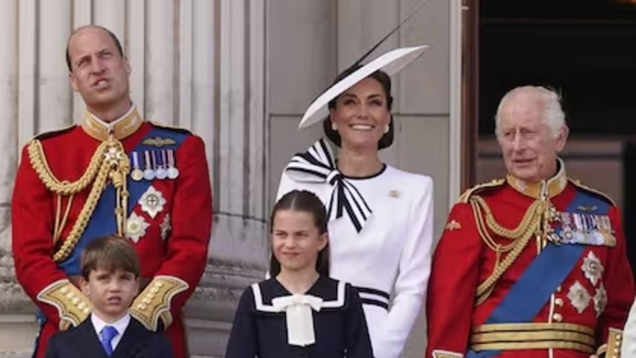 El príncipe William, Kate Middleton, sus hijos, y el Rey Carlos III