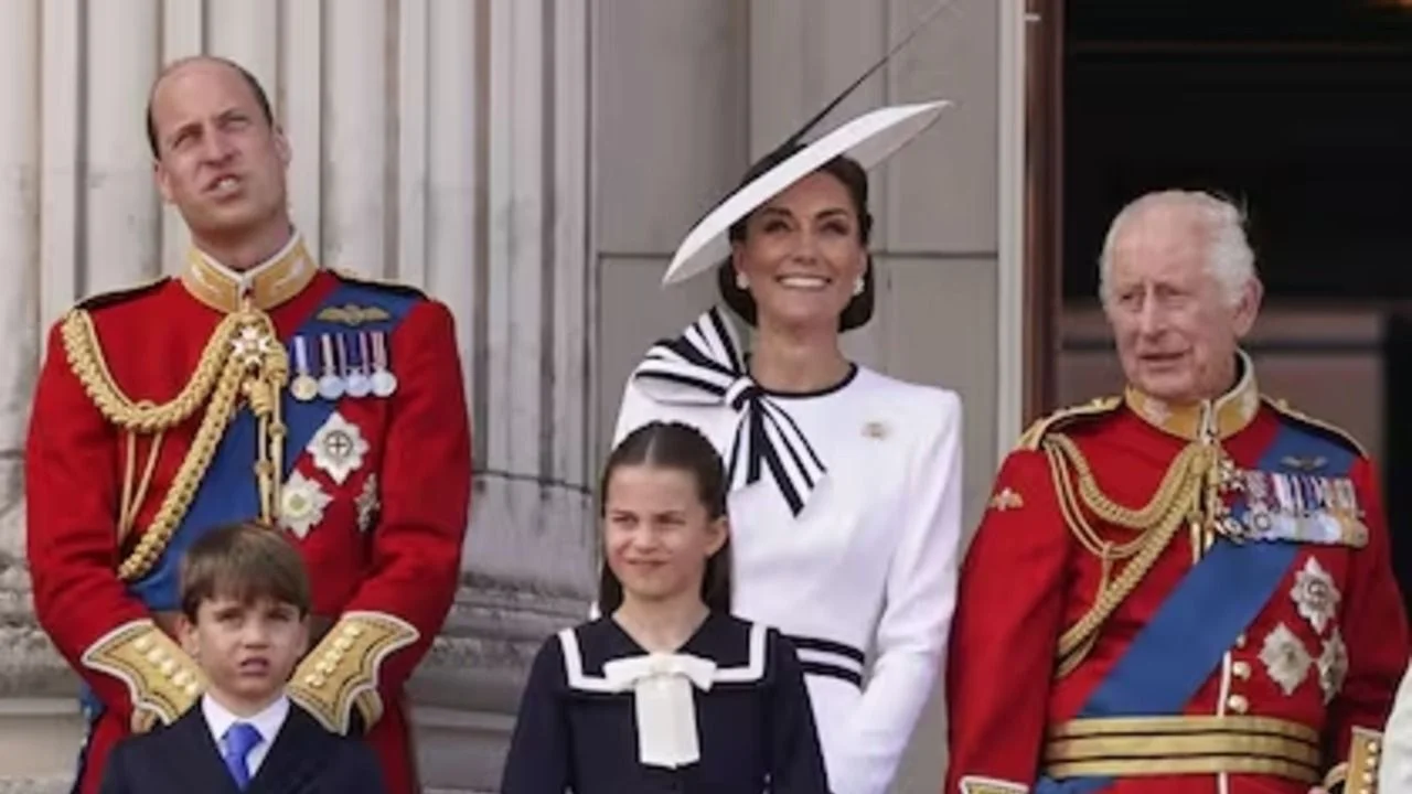 El príncipe William, Kate Middleton, sus hijos, y el Rey Carlos III