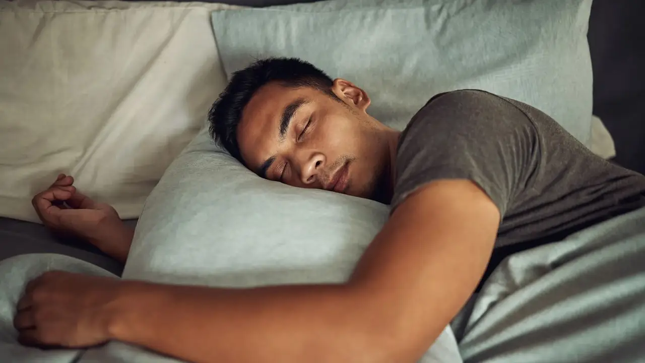 Un hombre durmiendo