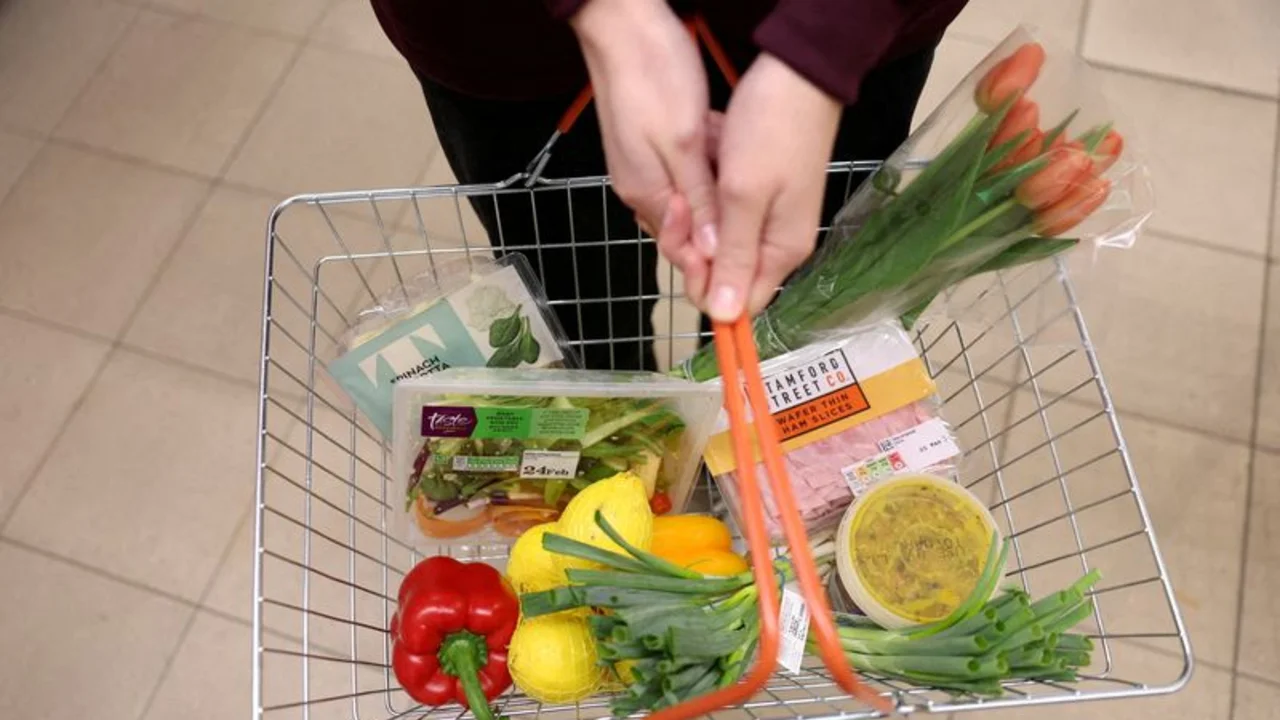 La inflación británica vuelve al objetivo por primera vez desde 2021