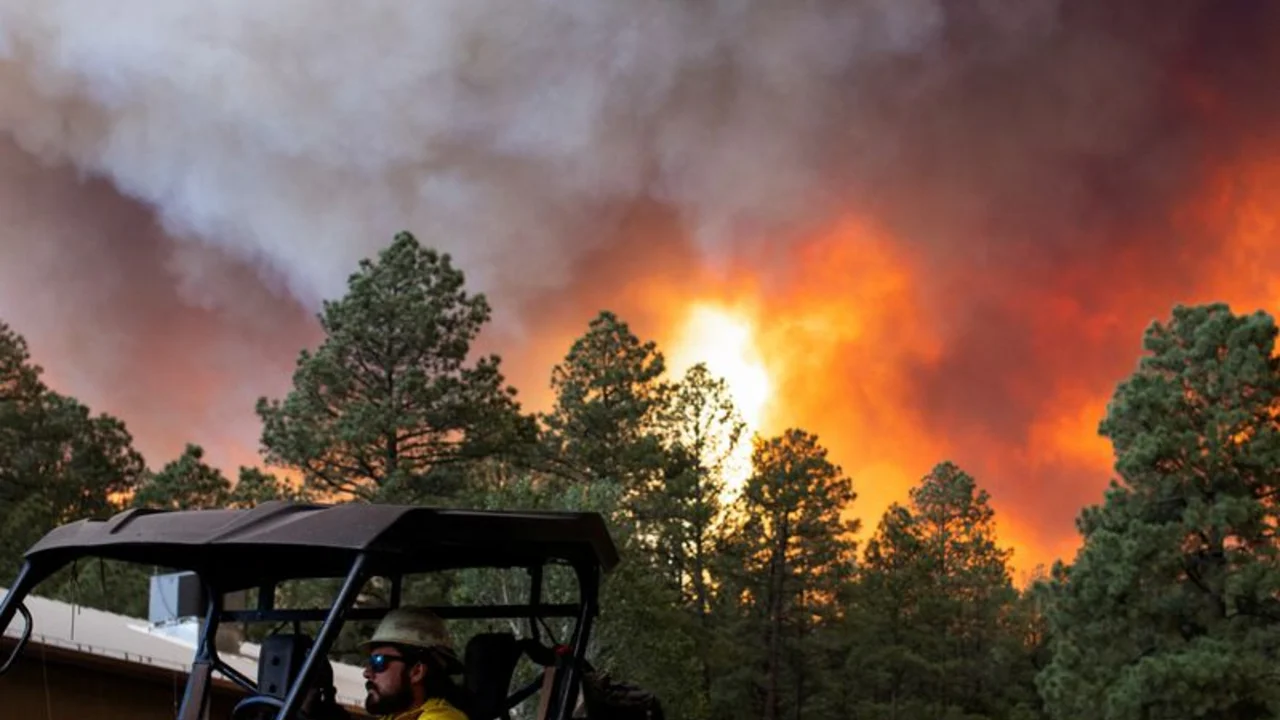Al menos un muerto por incendios forestales en Nuevo México, miles de personas evacuadas