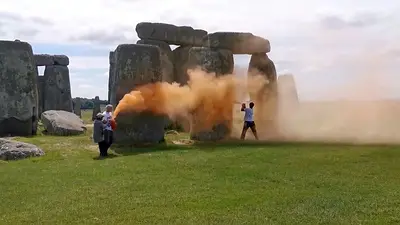 Manifestantes ecologistas rocían con pintura el sitio arqueológico de Stonehenge Manifestantes ecologistas rocían con pintura el sitio arqueológico de Stonehenge